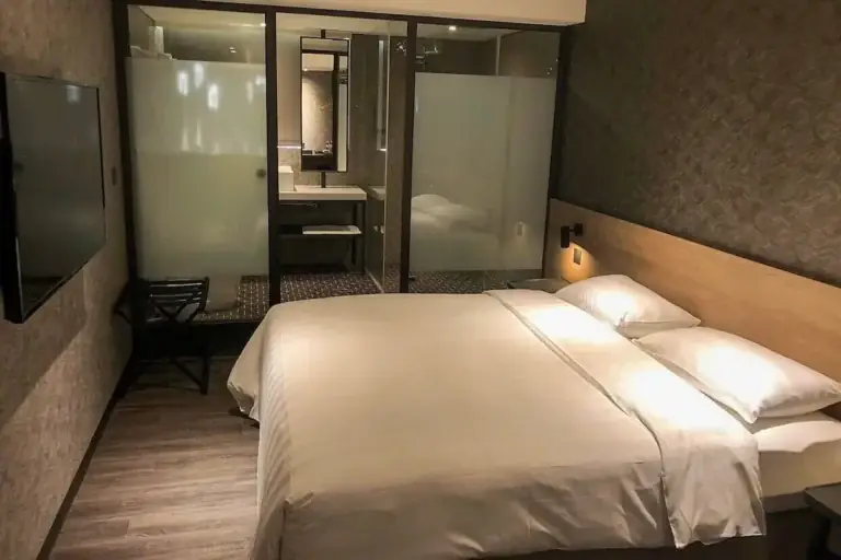 How to Reduce Suite Hotels Costs: Definitive Guide & Strategy